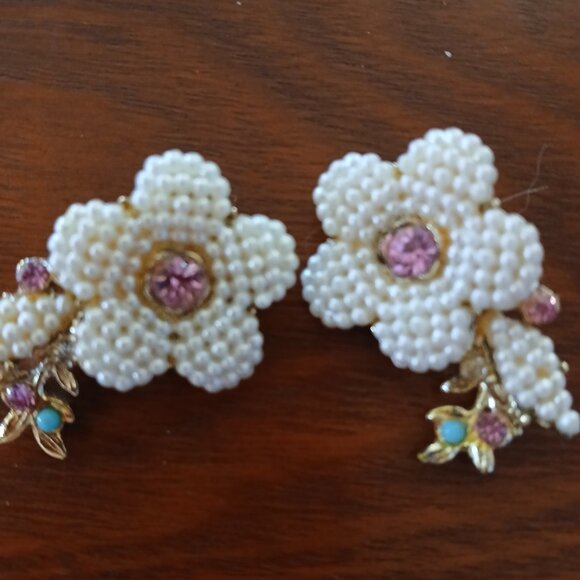 Women's Vintage Floral Design Clip Earrings  GUC - Picture 2 of 4